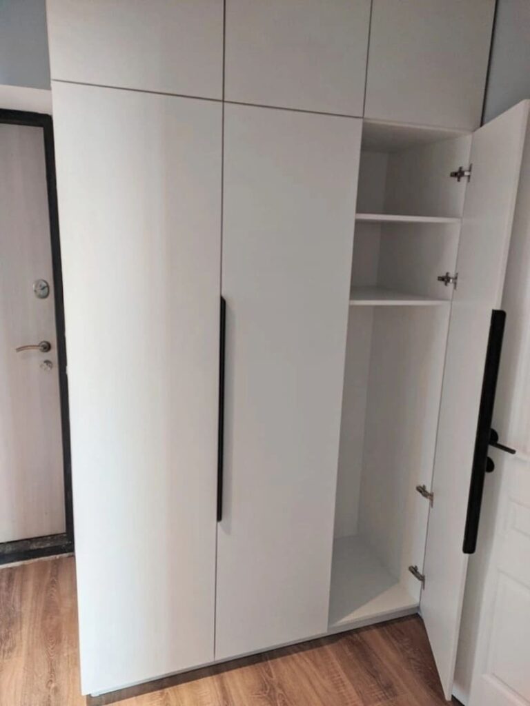 Распашной шкаф в прихожую белый