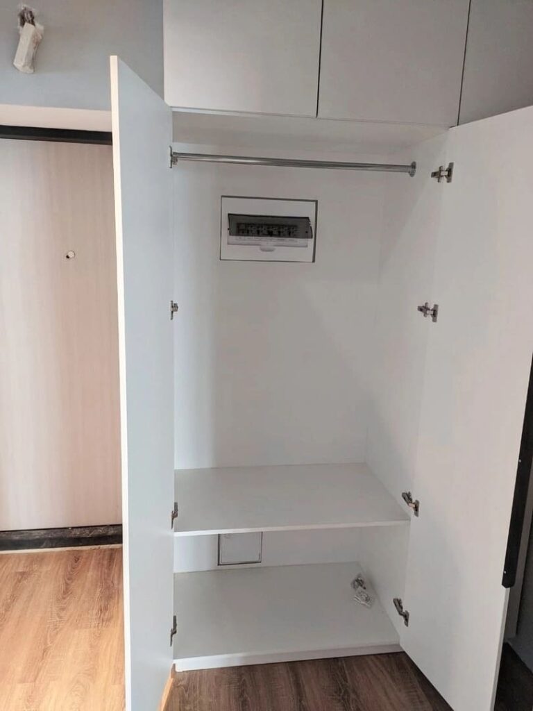 Распашной шкаф в прихожую белый